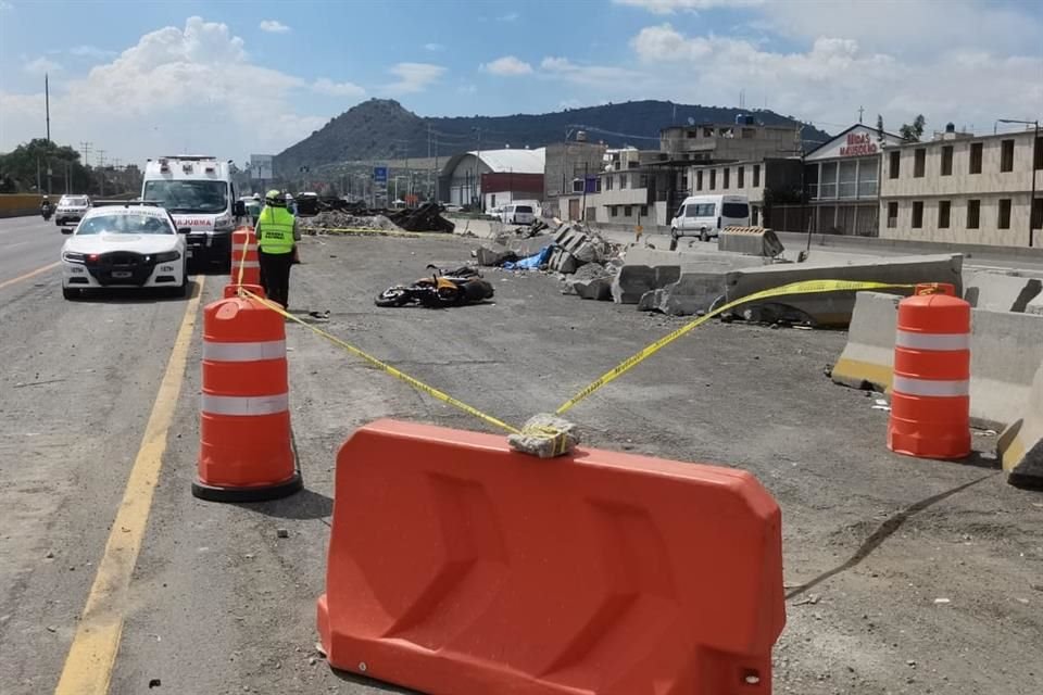 Primeros reportes señalan que el conductor perdió el control de su vehículo y luego de pasar por montículo de tierra, falleció sobre un muro de contención que fue removido por las obras del Trolebús.   