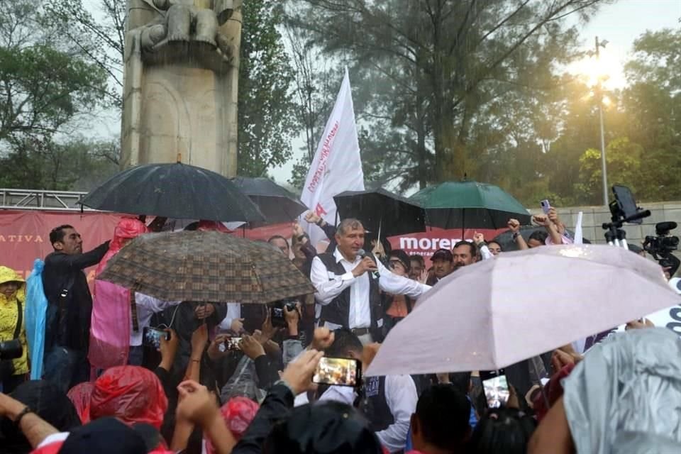 El aspirante llevó a cabo una asamblea informativa en el Monumento a la Madre.