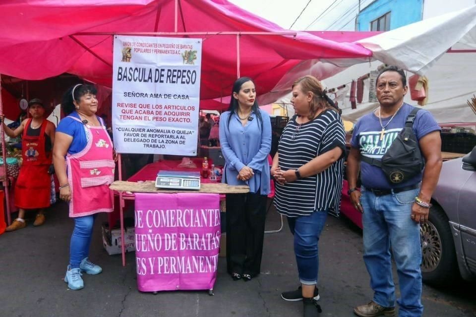 Con sombrillas y mantas blancas, la Alcaldesa de la Cuauhtémoc, Sandra Cuevas busca homologar los más de 200 tianguis en la demarcación.