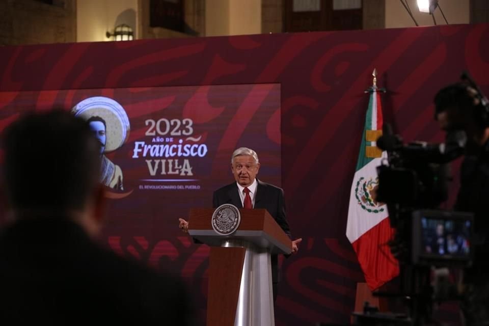 El Presidente en conferencia de prensa.