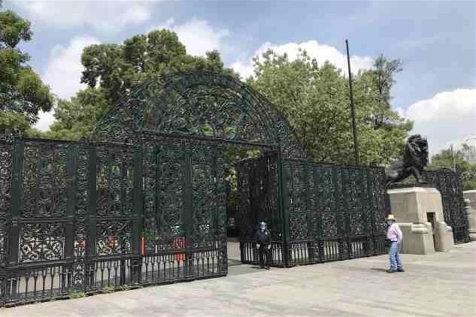 El trayecto peatonal de acceso de Paseo de la Reforma al Castillo de Chapultepec ofrece a los peatones un piso irregular.