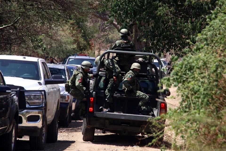 En un brecha llamada Flaviano Ramos, agentes de seguridad de diversas corporaciones resguardan la zona donde ocurrió el ataque a mandos policacos el martes.