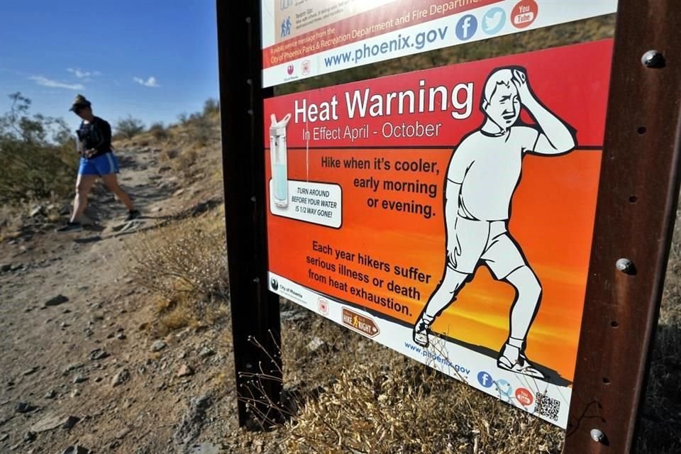 Una excursionista termina su caminata temprano para vencer las altas temperaturas registradas en la ciudad de Phoenix.