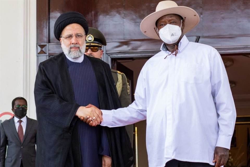 El Presidente de Irán, Ebrahim Raisi, estrecha la mano de su homólogo de Uganda, Yoweri Museveni.