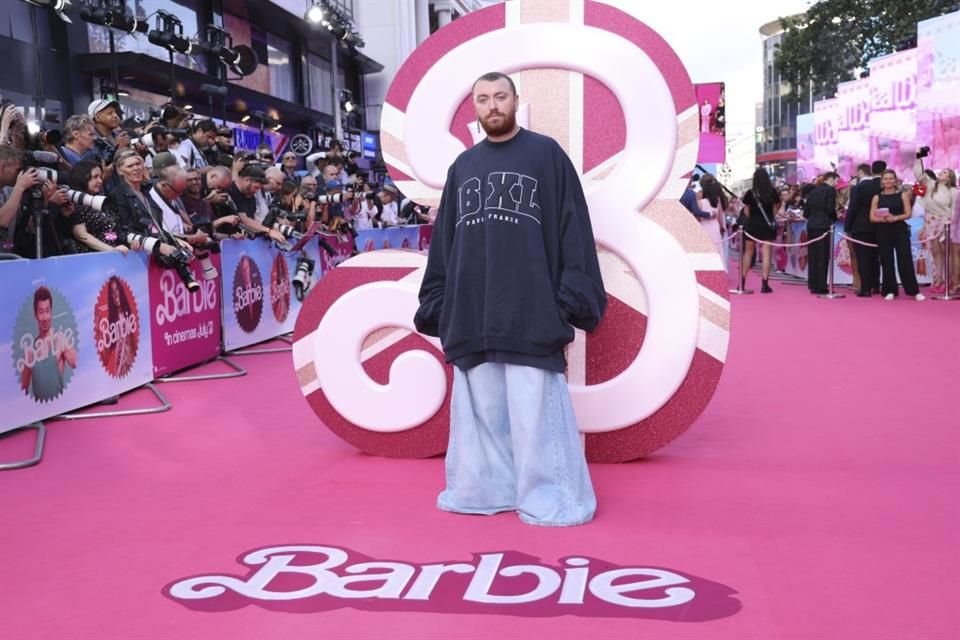 Sam Smith se llevó la noche al posar sin un outfit rosa en la premiere de 'Barbie'.