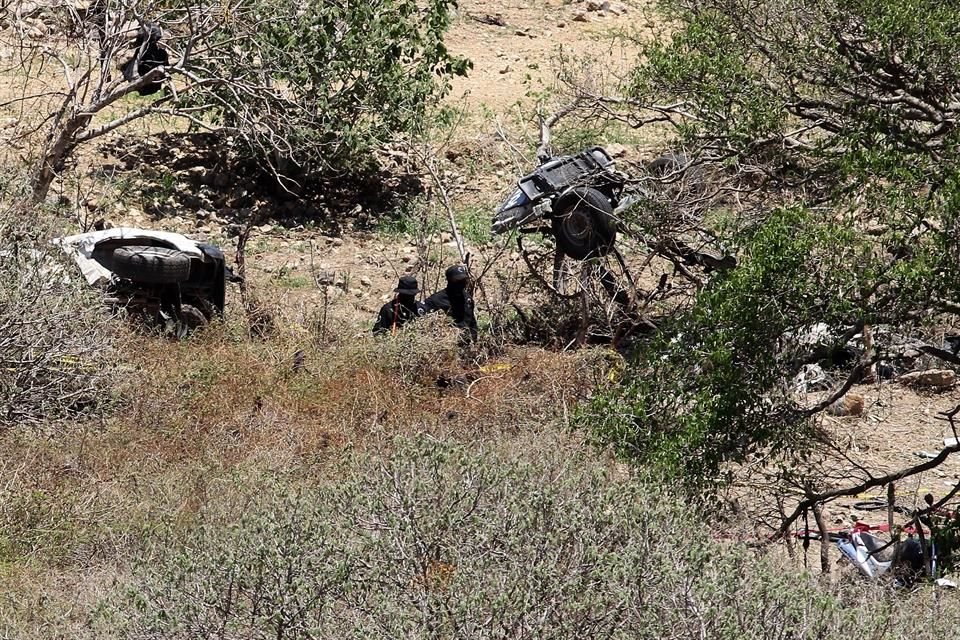 Los vehículos atacados con explosivos en Tlajomulco quedaron destrozados.