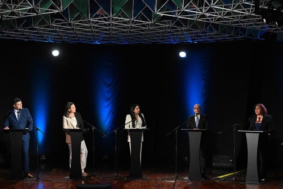 Los pre candidatos de Venezuela en un debate en Caracas.