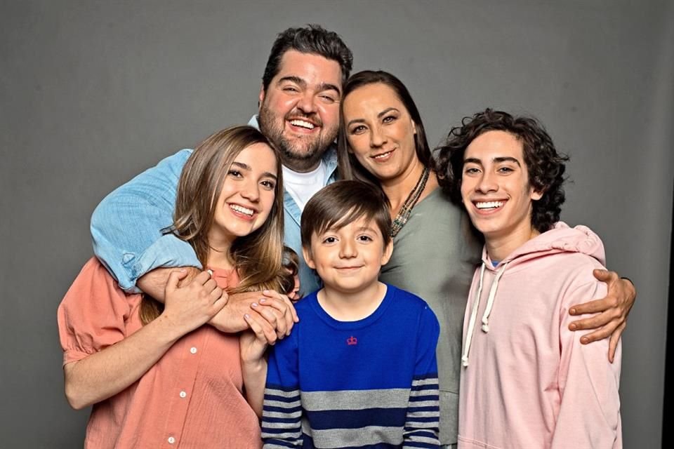 Maryel brego, Santiago Torres y Pato Alvarado encarnan a los hijos de Juan Gustozzi (el actor Daro Barassi).