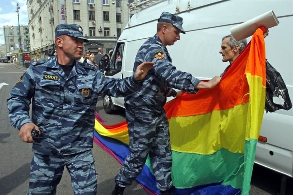 Policías rusos arrestan a un activista durante un intento de llevar a cabo un desfile del orgullo en Moscú, Rusia.