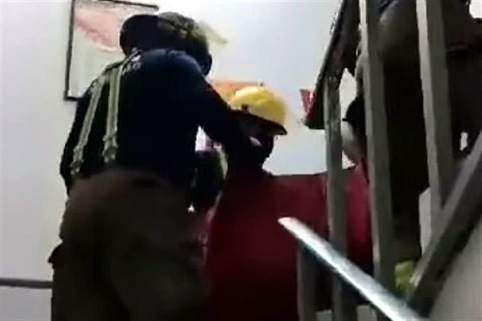 Bomberos cargan de piso en piso las camillas con pacientes ante la falta de elevador en el ISSSTE de Hermosillo