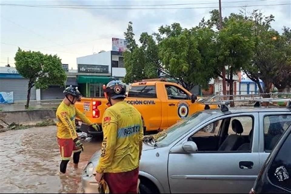 Algunos vehículos fueron afectados por las inundaciones que se registraron este jueves en Mazatlán, en Sinaloa.