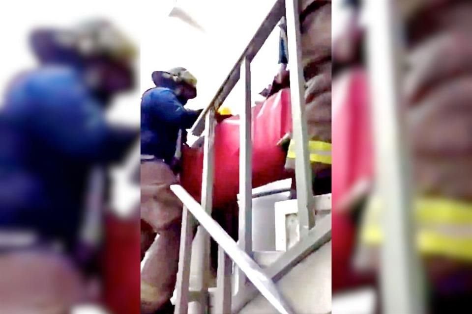 En el ISSSTE también hay desperfectos. En un hospital en Sonora bomberos cargaron a pacientes porque los elevadores no funcionan.