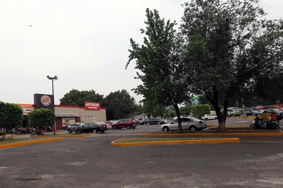 Vecinos se inconformaron por el proyecto que buscaba cambiar el uso de suelo en un predio donde actualmente hay un restaurante de comida rápida.