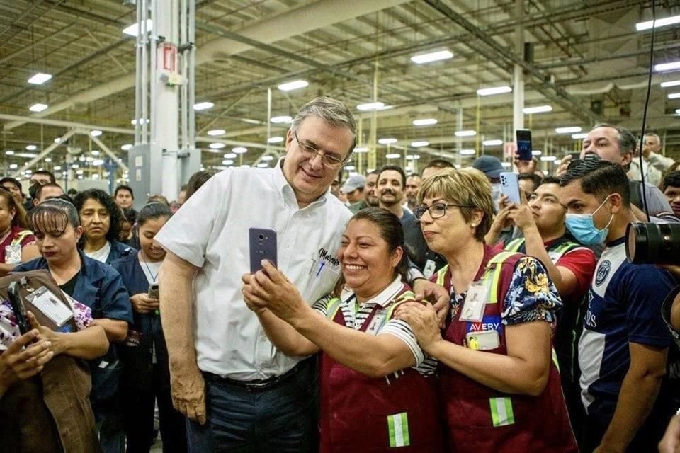 Marcelo Ebrard tuvo un encuentro con trabajadores de la fábrica de etiquetas autoadhesivas Avery Products Corporation en Tijuana.