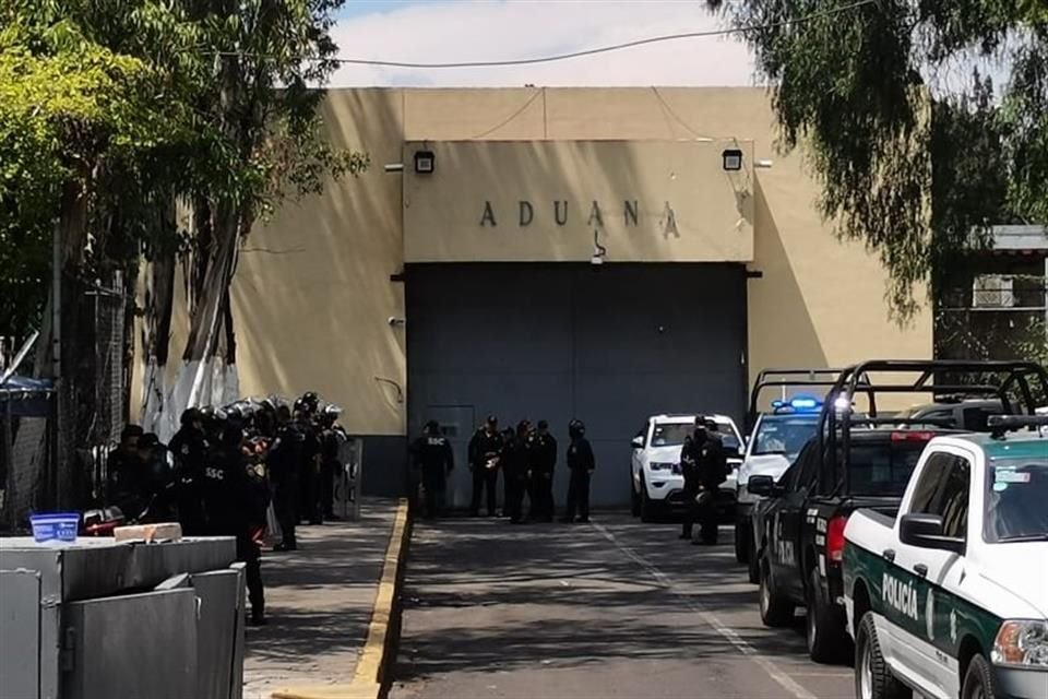 Debido a que las autoridades no habían brindado informes sobre los internos lesionados, familiares al exterior tiraron la reja que da hacia la aduana del Reclusorio Oriente. 