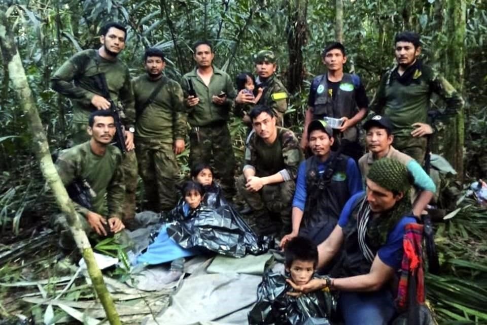 Soldados e indígenas posan con los cuatro hermanos que llevaban 40 días desaparecidos en la selva de Colombia.