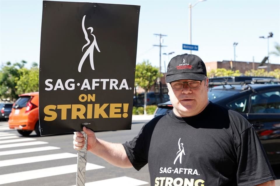 Sean Astin también se unió a la lucha laboral más grande de Hollywood en décadas.