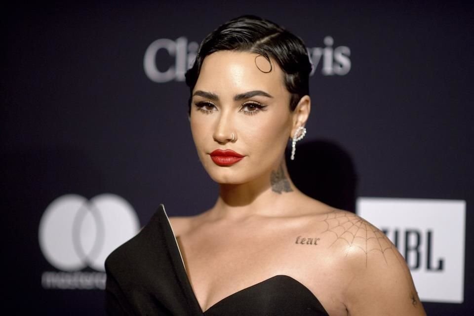 La cantante Demi Lovato dijo que todavía tiene efectos secundarios de su sobredosis del 2018, como problemas de visión y audición.