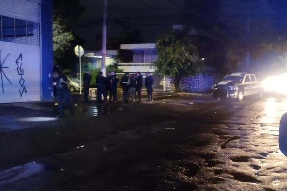 Un hombre, identificado como escolta del Comisario de San Juan de los Lagos, abatió a un presunto ladrón e hirió a otro en la zona de Chapultepec, en Guadalajara.