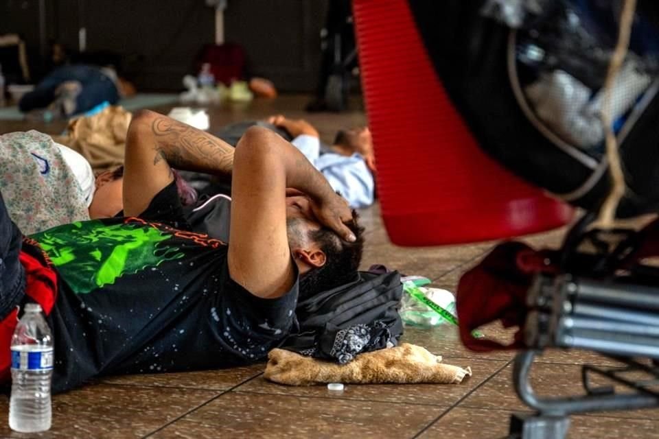 Personas que buscan refugio del calor descansan en un centro de enfriamiento en una iglesia de Phoenix, que abrió sus puertas y brindó agua, alimentos y refrigerios a los residentes.