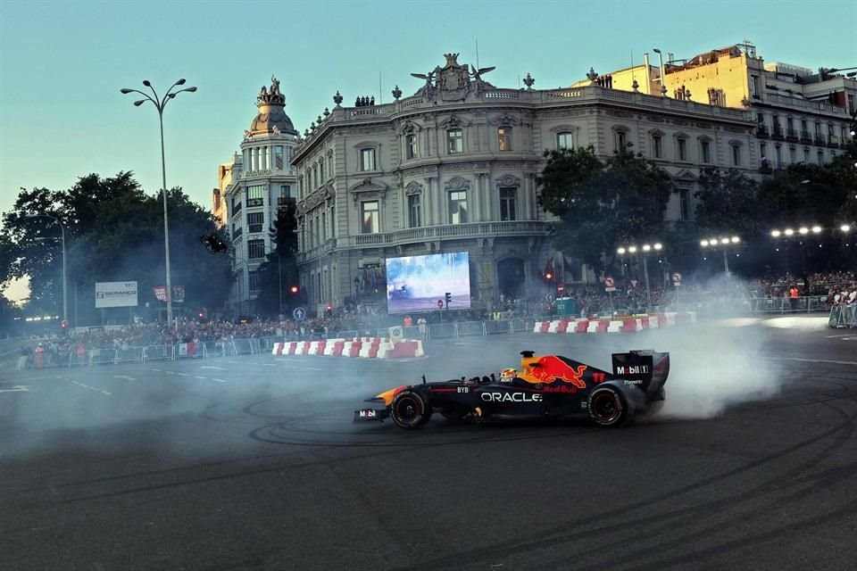 Miles de personas se congregaron en Madrid para ver una exhibición de Checo Pérez pilotando el Red Bull por el centro la capital española.