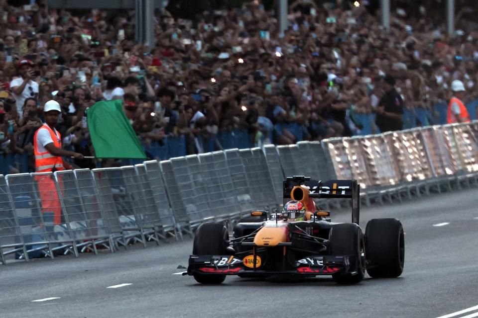 Miles de personas se congregaron en Madrid para ver una exhibición de Checo Pérez pilotando el Red Bull por el centro la capital española.