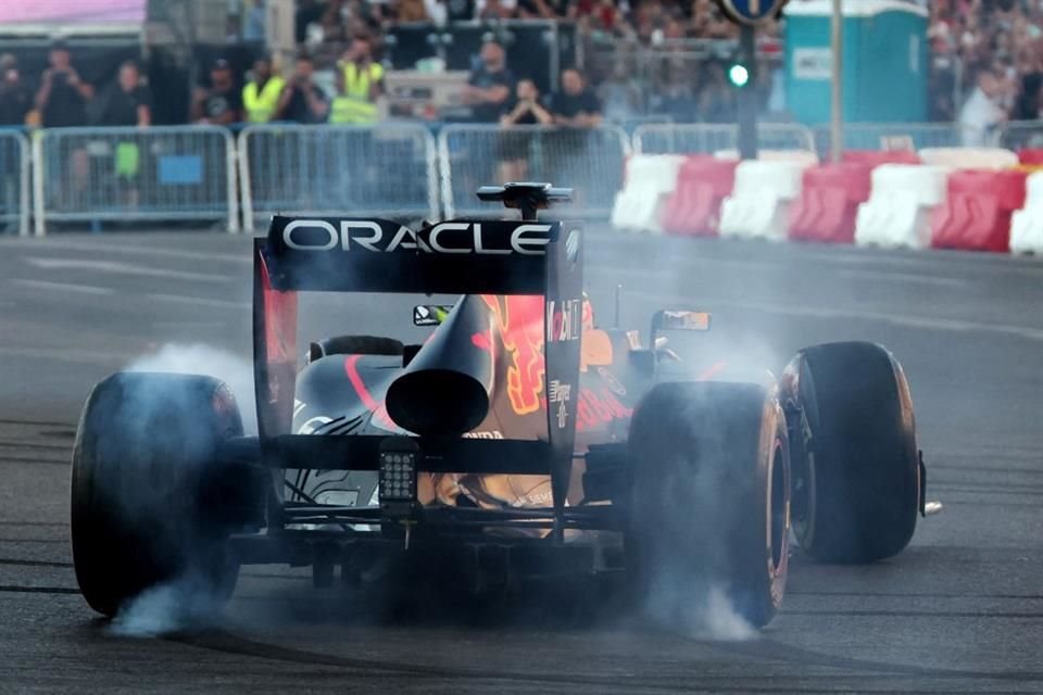 Miles de personas se congregaron en Madrid para ver una exhibición de Checo Pérez pilotando el Red Bull por el centro la capital española.