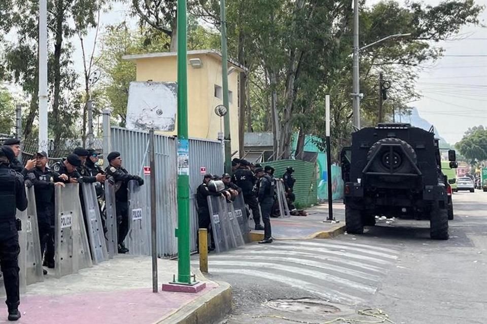 Policías resguardaron la puerta que el viernes fue derribada por las familias que no recibían información sobre los heridos en el Reclusorio Oriente.