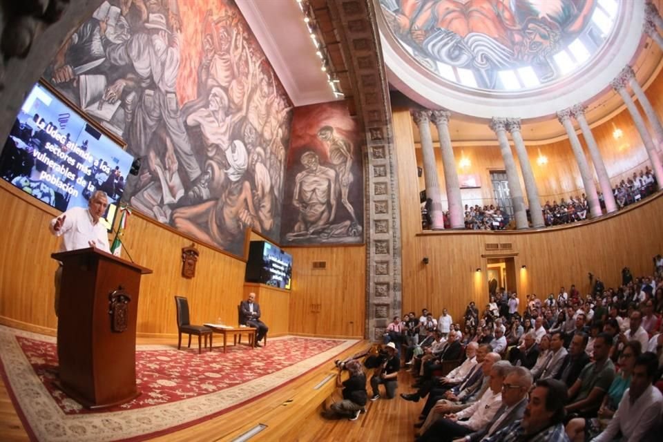 Adán Augusto en el Paraninfo de la Universidad de Guadalajara.