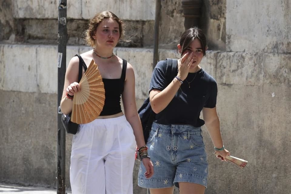 Turistas visitan Palermo, en Italia, durante un día con temperaturas por encima de los 40 grados centígrados.