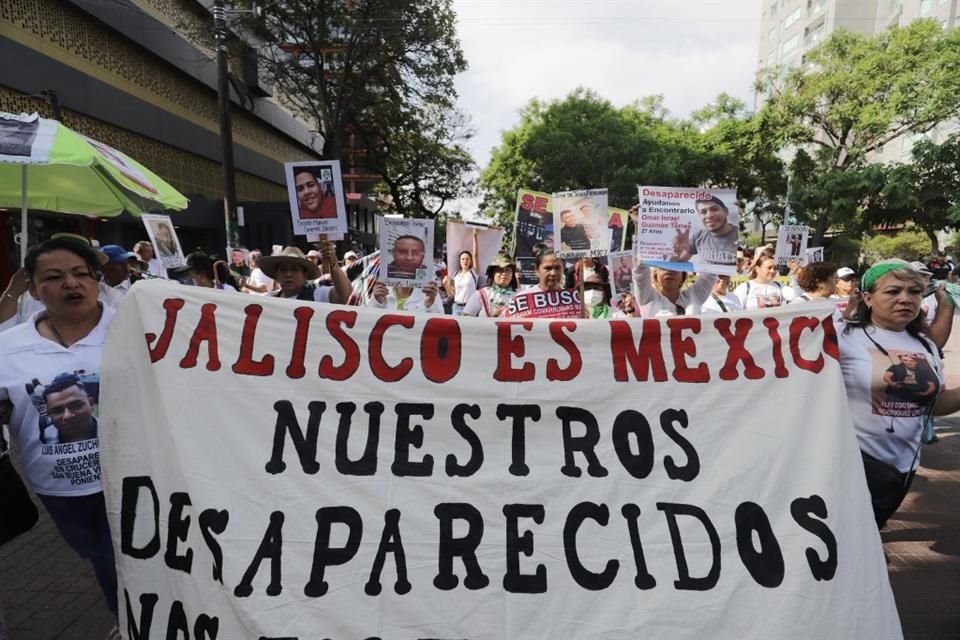 Integrantes de Madres Buscadoras de Jalisco, Familias Unidas por Nuestros Desaparecidos Jalisco, Entre Cielo y Tierra, Colectivo Corazones Unidos y más colectivos se manifestaron en Jalisco.