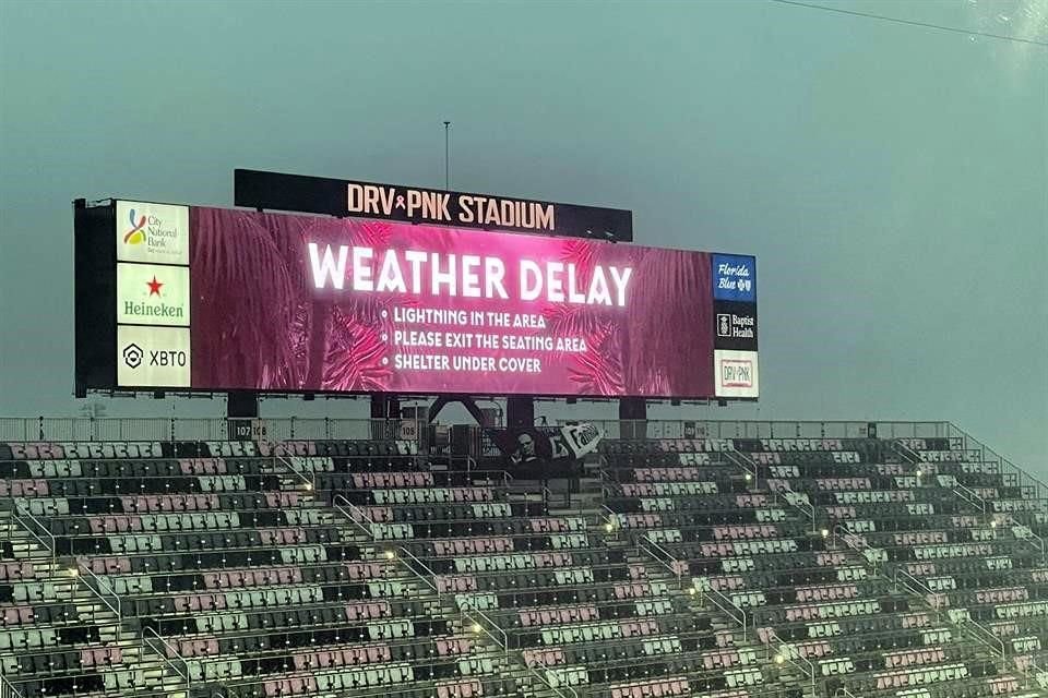 El clima haciendo de las suyas en la presentación de Lionel Messi.