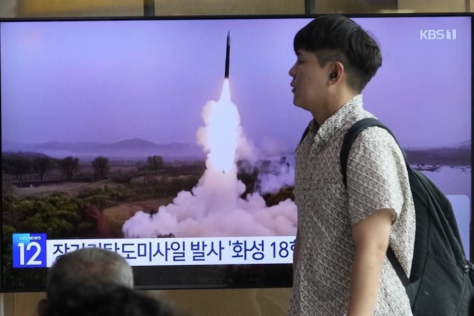 Un televisor muestra una imagen del lanzamiento de un misil de Corea del Norte durante un noticiero, en Seúl, Corea del Sur, el 12 de julio de 2023.