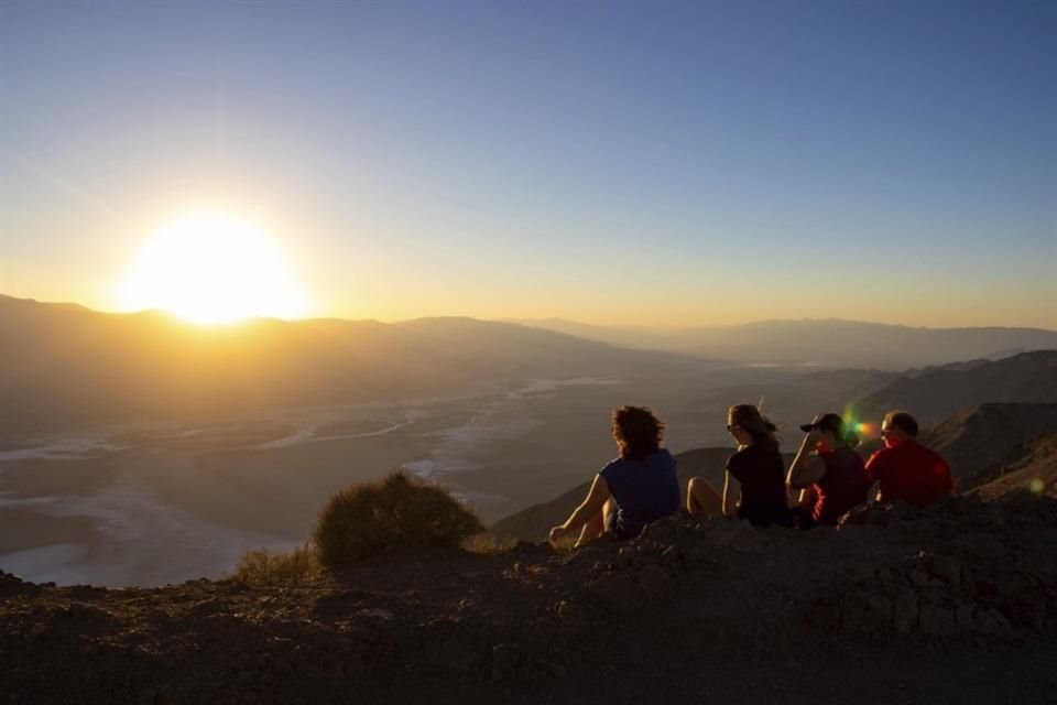 Visitantes observan el atardecer el martes 11 de julio de 2023 en el Parque Nacional del Valle de la Muerte, California.