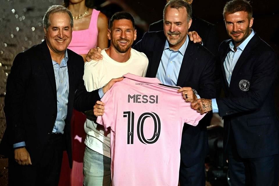 Lionel Messi se mostró feliz en su presentación.