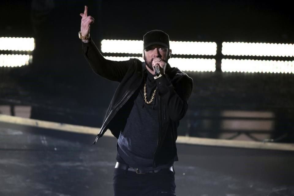Durante el más reciente show de Ed Sheeran en Detroit, su amigo, Eminem, apareció de sorpresa para cantar dos rolas a dueto.