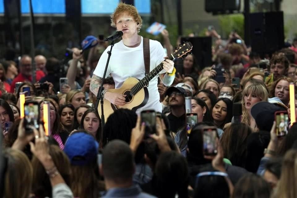 Durante el más reciente show de Ed Sheeran en Detroit, su amigo, Eminem, apareció de sorpresa para cantar dos rolas a dueto.