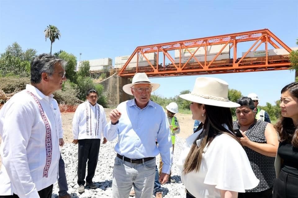 Salazar con el Gobernador Américo Villarreal y la Alcaldesa Carmen Canturrosas.