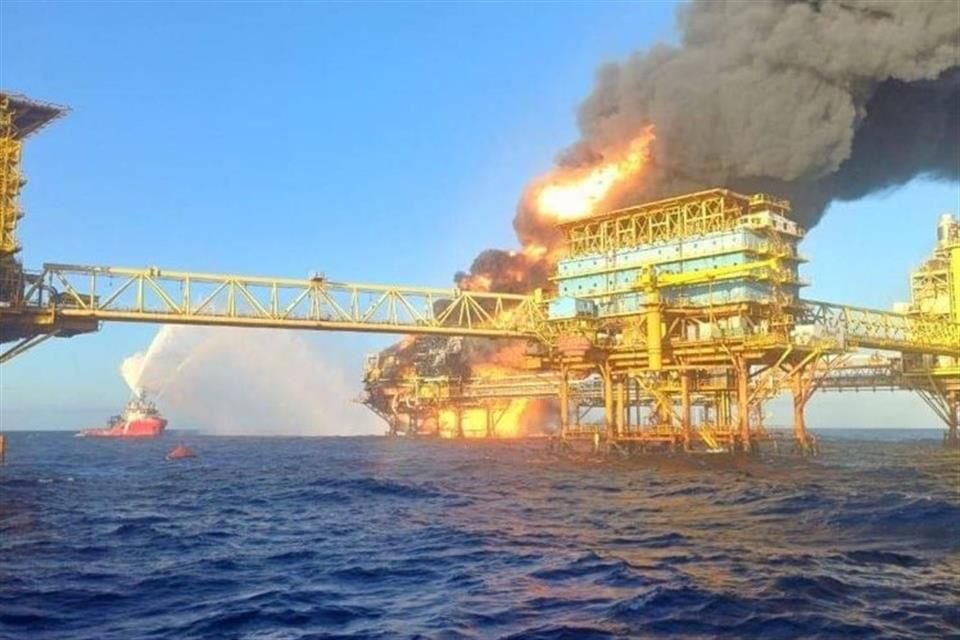 El incendio en la plataforma Nohoch-A del activo de producción Cantarell de Pemex dejó 2 muertos.
