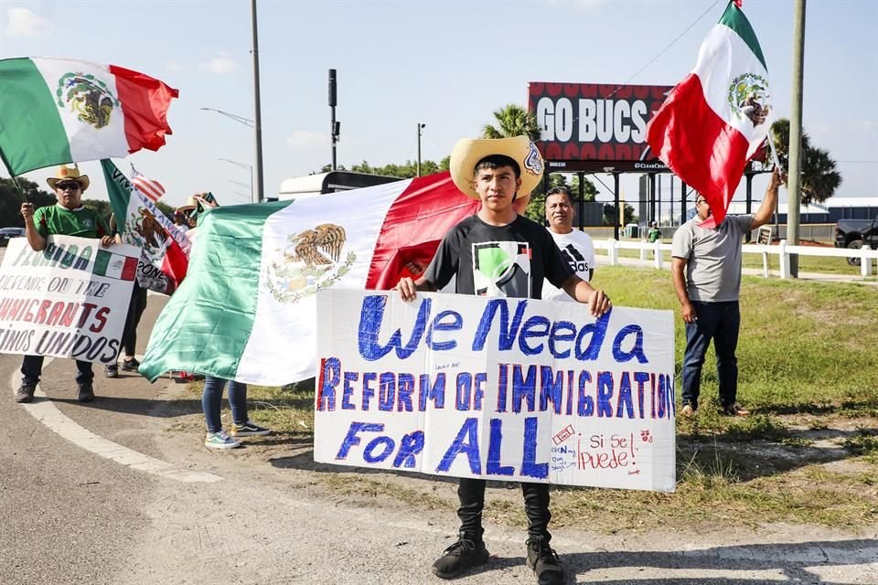 José Hernández, de 15 años y residente de la ciudad de Lakeland, participa en una manifestación el 30 de junio de 2023 en Tampa, Florida.