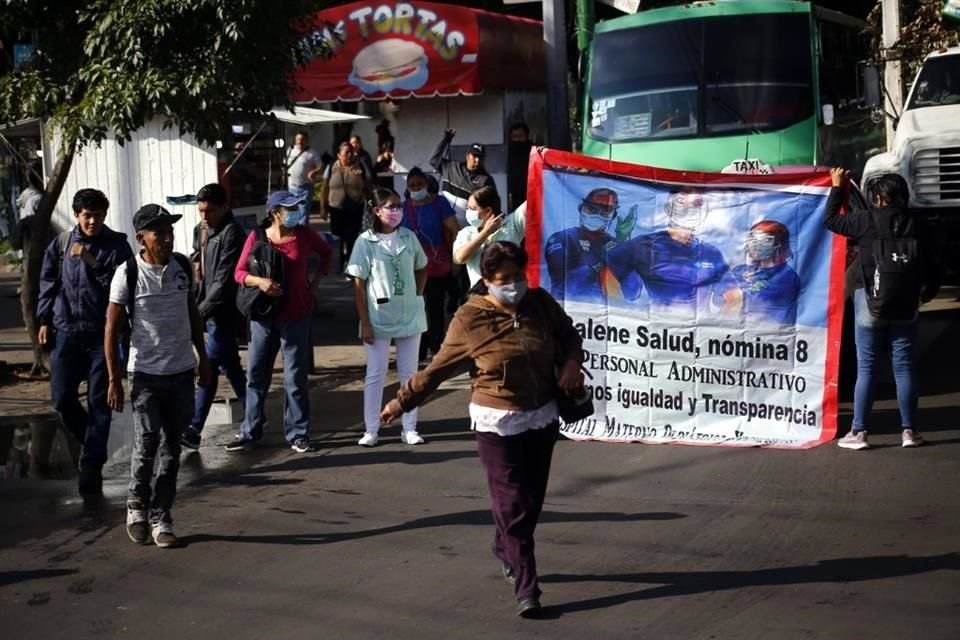 Usuarios se vieron obligados a descender de unidades de transporte público para sortear los cierres viales.