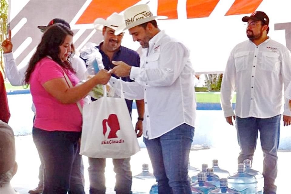 Américo Villarreal Santiago, hijo del Gobernador de Tamaulipas, repartió cientos de despensas y bolsas con logo de Claudia Sheinbaum.