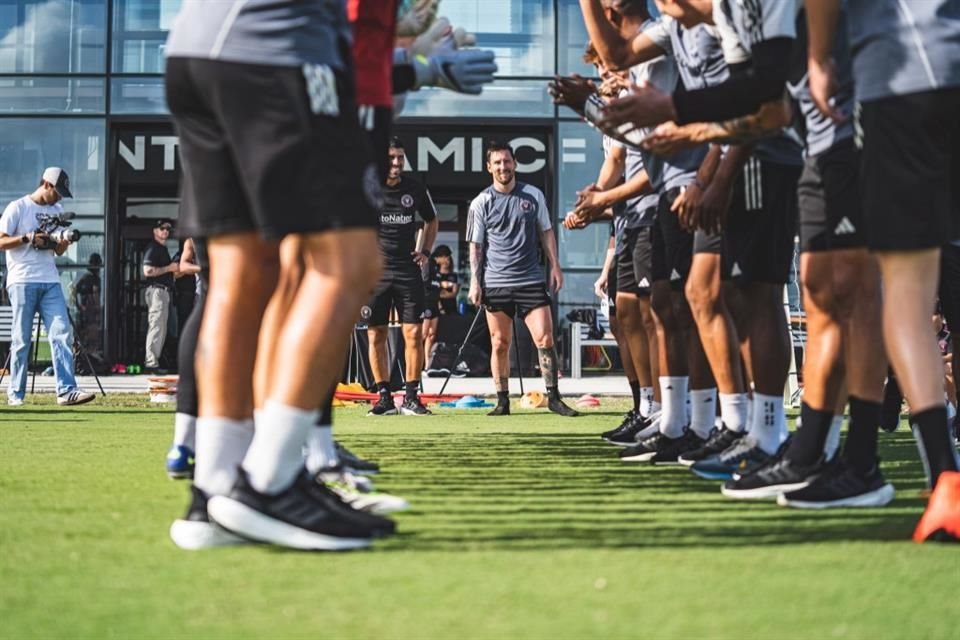 Lionel Messi tuvo tuvo su primer entrenamiento en Miami, donde sus compañeros lo recibieron con una 'fila india' bajo la mirada del 'Tata' Martino.