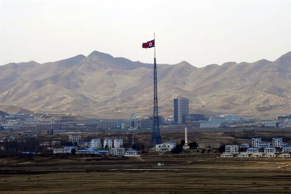 La bandera de Corea del Norte ondea en una torre sobre el pueblo de Ki Jong Dong, en la frontera con Corea del Sur.