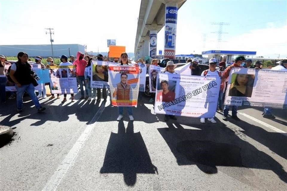 Familiares de personas desaparecidas bloquean la carretera México-Toluca a la altura de las plazas Outlet.