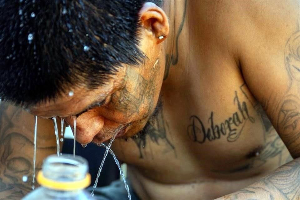 Dee Lee, de 34 años, se refresca en medio de un calor abrasador en Phoenix, Arizona, que, según las previsiones, alcanzará los 46 grados.