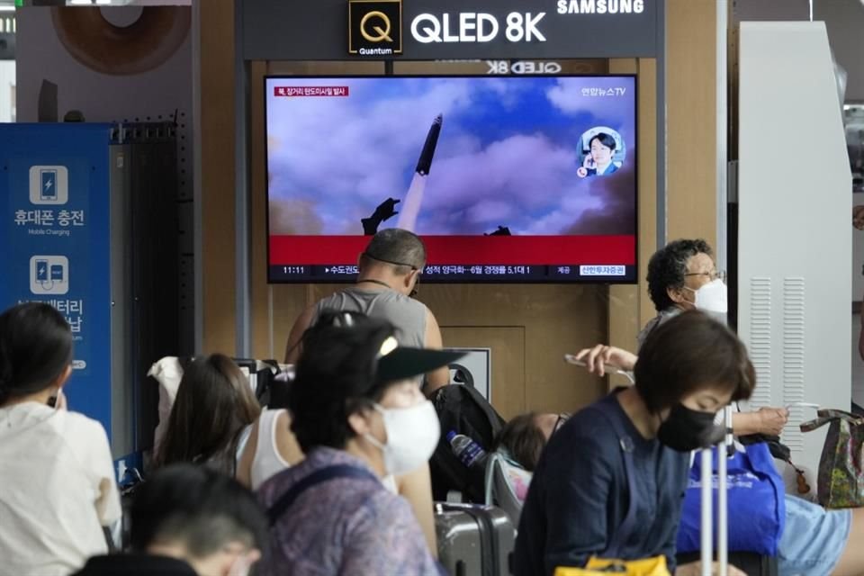 Una televisión muestra una imagen de un lanzamiento de misil de Corea del Norte durante un noticiero, el 12 de julio de 2023, en una estación de tren de Seúl.