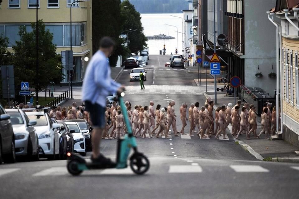 Los voluntarios se reunieron la noche del pasado 15 de julio en las calles y playas de Kuopio, en el centro de Finlandia.