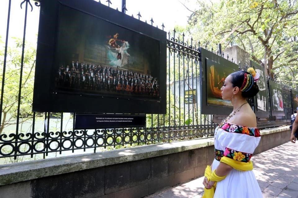 La exposición 'Ballet Folklórico de México Amalia Hernández, 70 años' reúne más de 60 imágenes en la Galería Abierta Bahía Acuario de las Rejas del Bosque de Chapultepec.