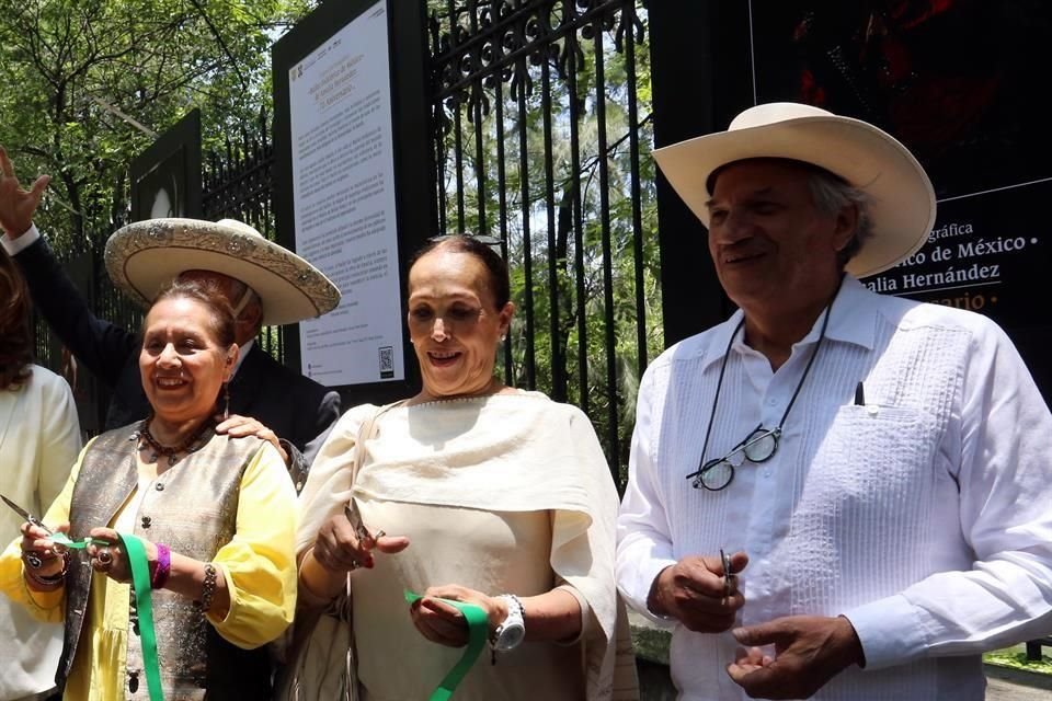 Lucina Jiménez, directora del INBAL; Viviana Basanta, directora artística del ballet, y Salvador López, director del BFM, cortaron el listón de inauguración.